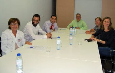 Firma del convenio entre el Hospital y AMADEM