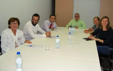 Firma del convenio entre el Hospital y AMADEM