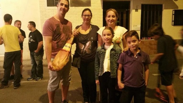 Ganadora de un jamón en el torneo de futbolín