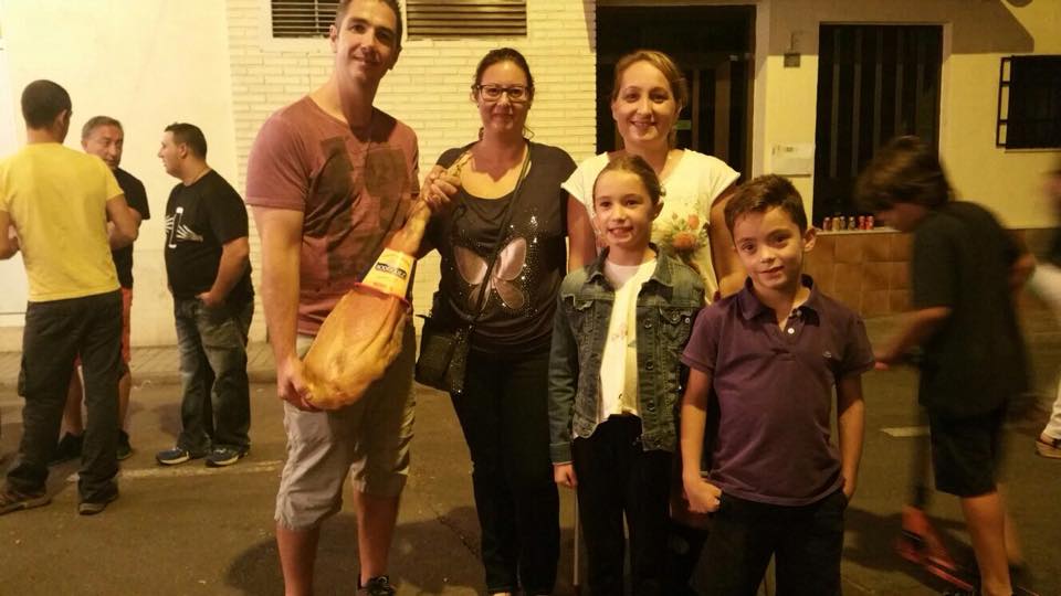 Buen ambiente y muchos premios en el XIV Torneo de Futbolín de Campaments 2 Ganadora de un jamón en el torneo de futbolín