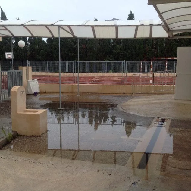 Un alumno del Raquel Payá denuncia que su colegio está "en apuros" cuando llueve 3 Inundación en el Raquel Payà