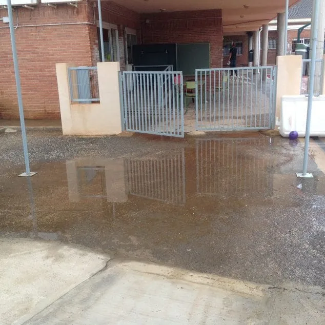 Un alumno del Raquel Payá denuncia que su colegio está "en apuros" cuando llueve 2 Inundación en el patio del Raquel Payà