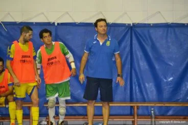 Javi Arnau en el banquillo dianense