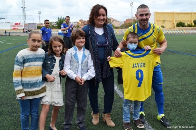 Javier Reyes recibiendo la camiseta de manos de Pinxo
