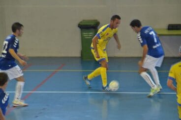 Jorge Blasco regateando a un rival