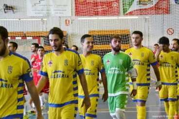 Jugadores del Dénia Futsal saltando a la pista