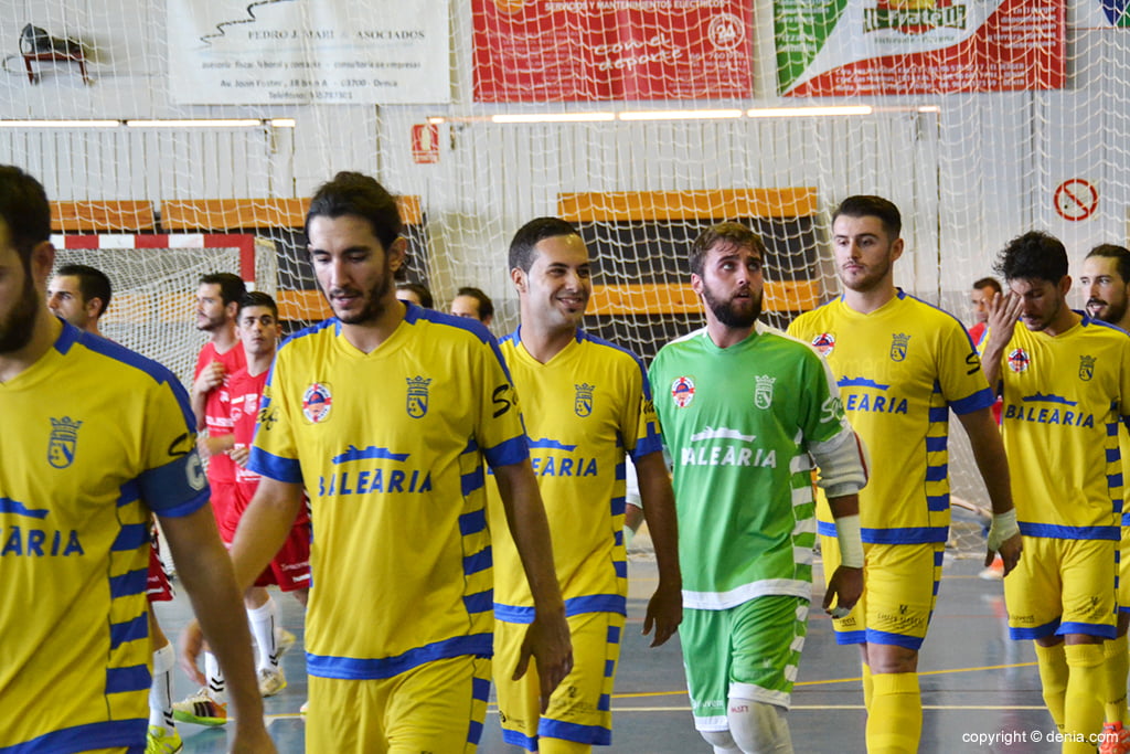 Jugadores del Dénia Futsal saltando a la pista
