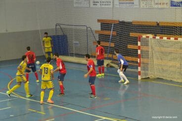 Los dianenses sacando un corner