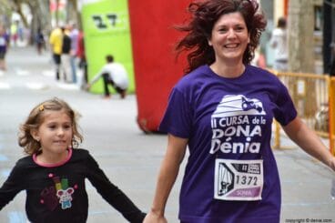 Madre e hija entrando en meta