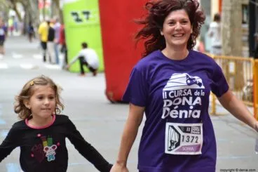 Madre e hija entrando en meta