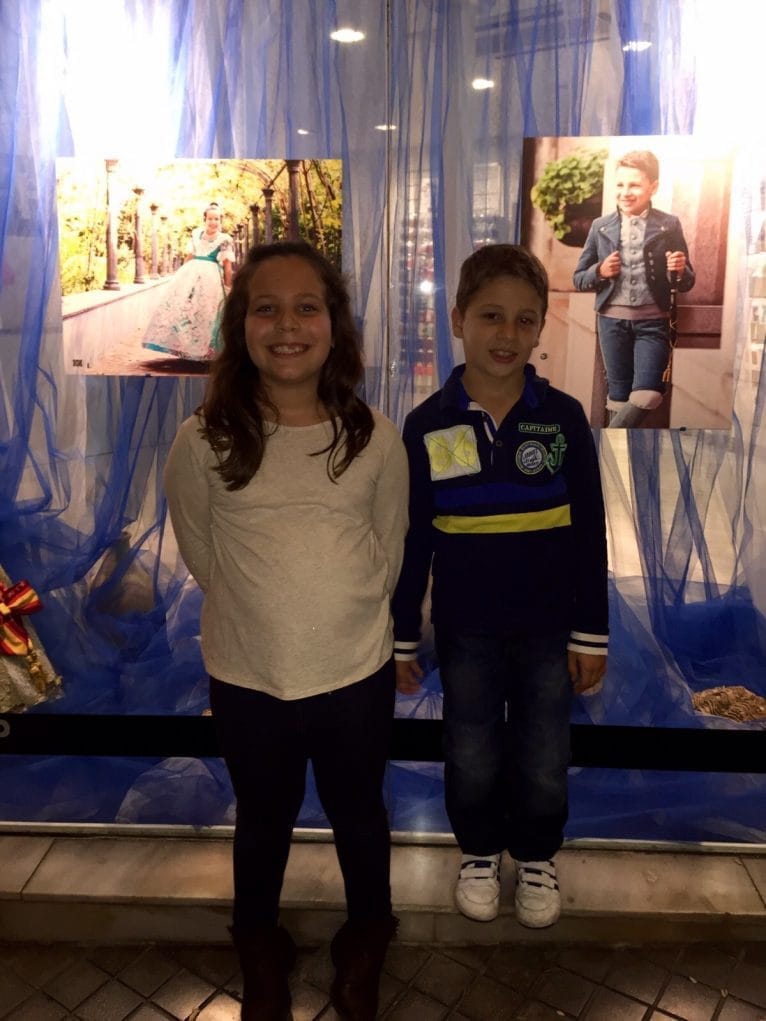 Mar y Álex en el escaparate