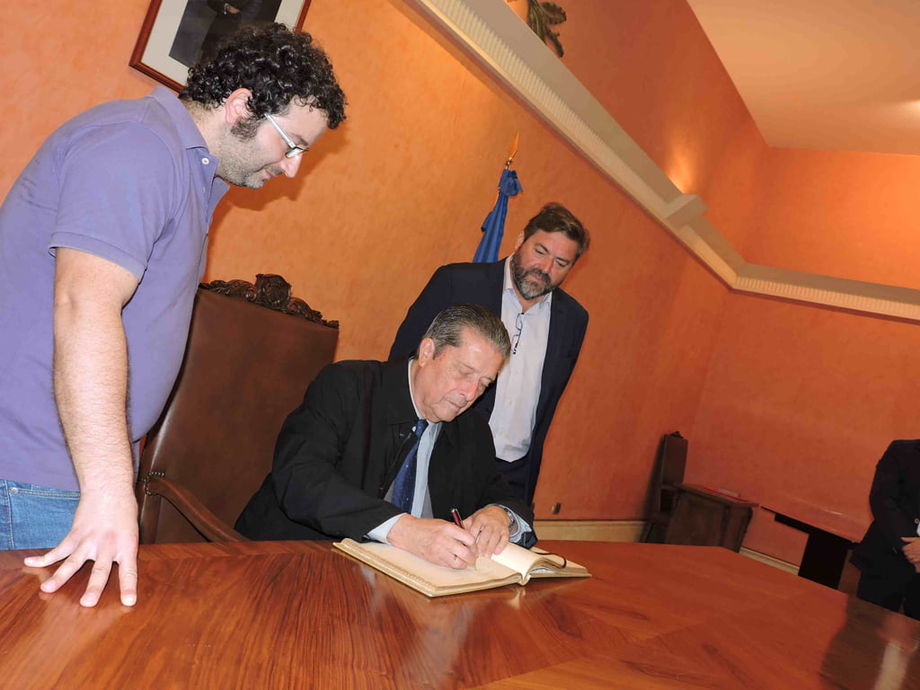 Mayor Zaragoza firma en el libro de honor de Dénia