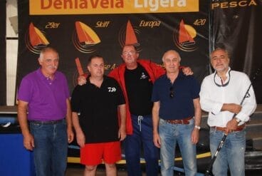 Miembros del barco Tonet recogiendo el trofeo