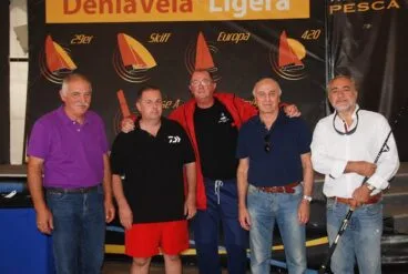 Miembros del barco Tonet recogiendo el trofeo