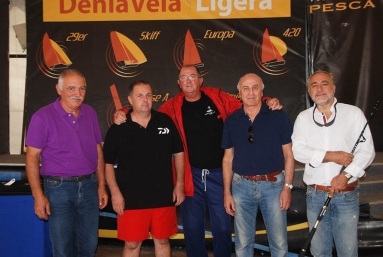 Miembros del barco Tonet recogiendo el trofeo