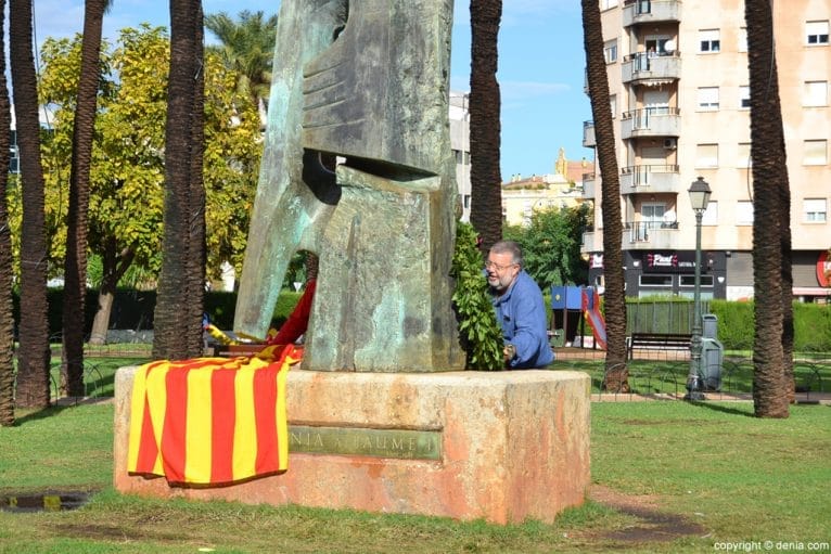 Militantes de Compromís retiran la corona de laurel del Ayuntamiento