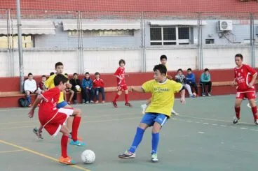 Partido de la liga local de fútbol sala en Dénia
