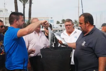 Pesaje de capturas del concurso de currican del RCN Dénia