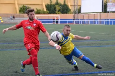 Pinxo luchando por un balón