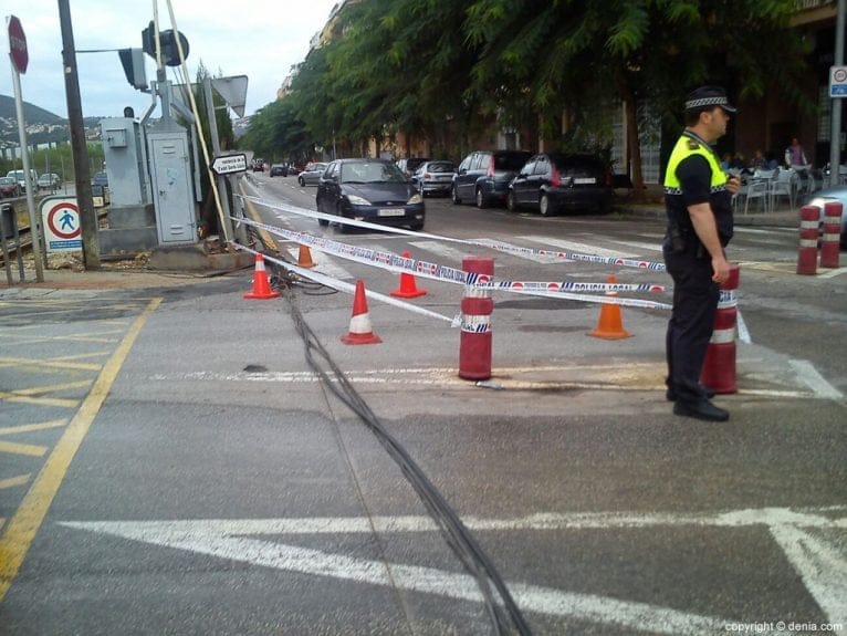 Policía dirigiendo el tráfico