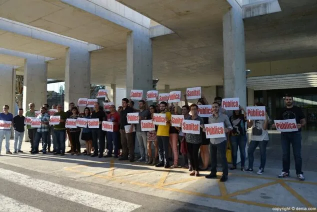 Compromís exige la destitución del equipo directivo del hospital de Dénia 3 Protesta de Compromís a las puertas del Hospital de Dénia