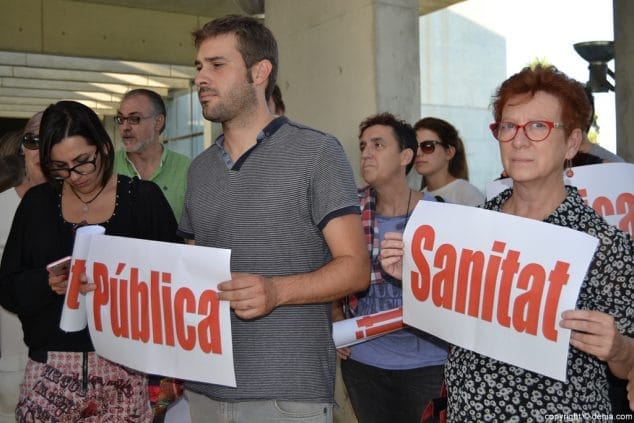 Protesta de Compromís en el Hospital de Dénia