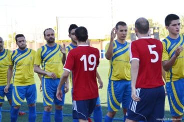 Saludos entre jugadores de ambos equipos