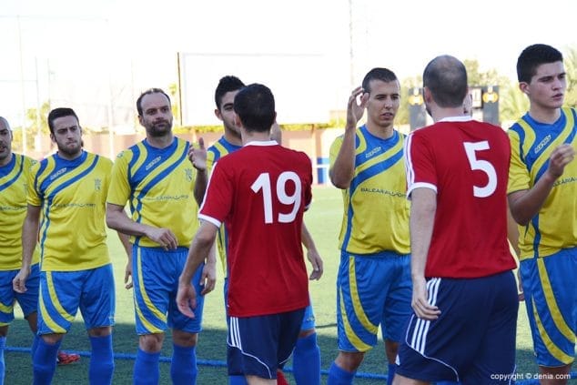Salutacions entre jugadors de tots dos equips