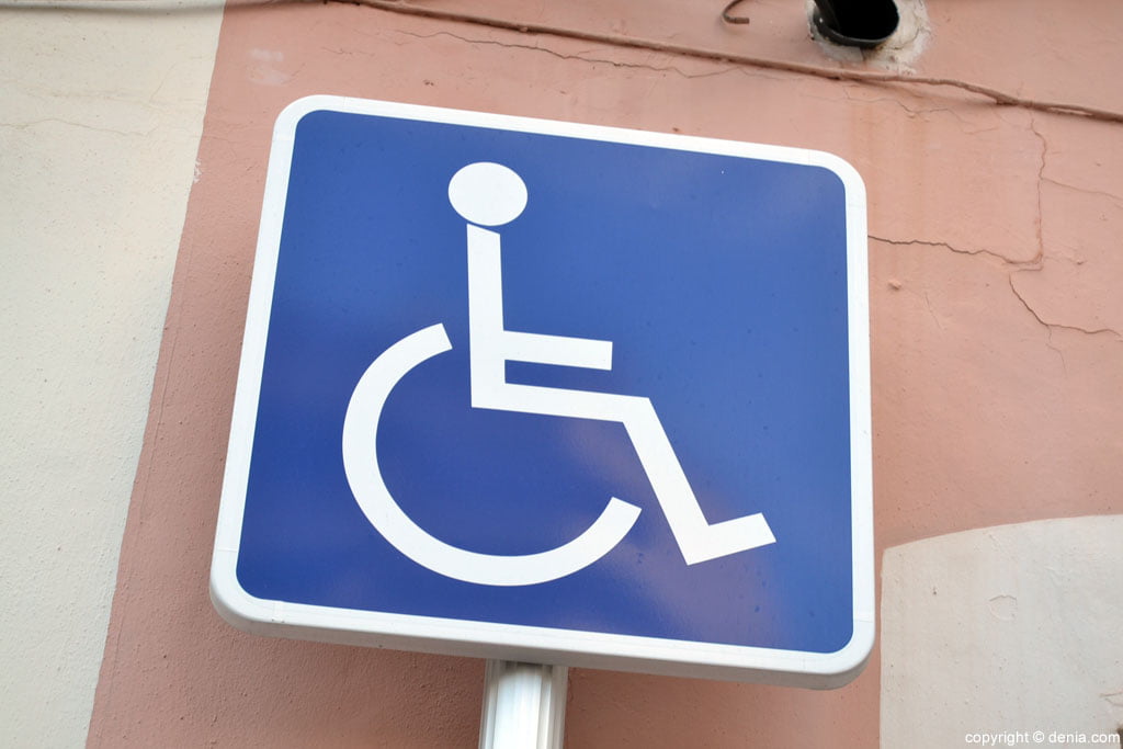 Señalización de aparcamientos para discapacitados en Dénia