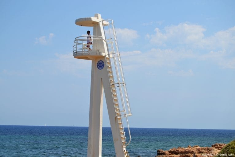 Socorrista en la playa del Trampolí