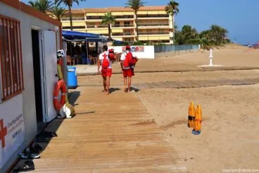 Socorristas en la playa de Les Bovetes de dénia