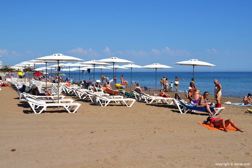 Tumbonas y sombrillas en la playa de Dénia