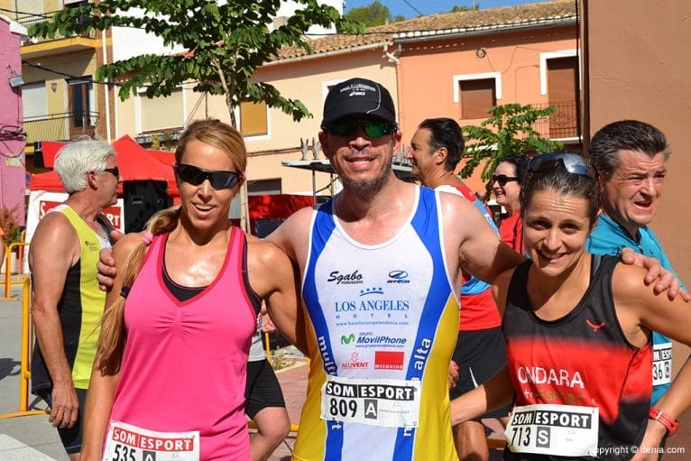Vicente Caravaca junto a dos atletas