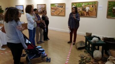 Visita del grupo de mujeres del Ejército de Salvación a la expo de Juana Mª Noguera