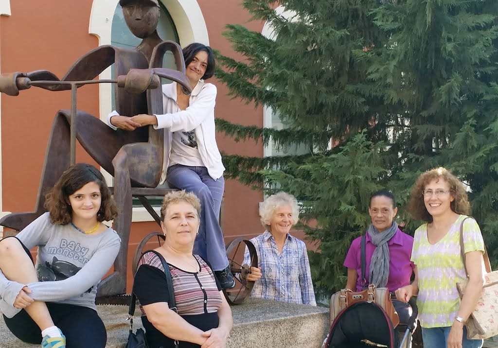 El grupo de mujeres del Ejército de Salvación visitó la exposición de Juana María Noguera 1 Visita del grupo de mujeres del Ejército de Salvación a la expo de Juana maría Noguera