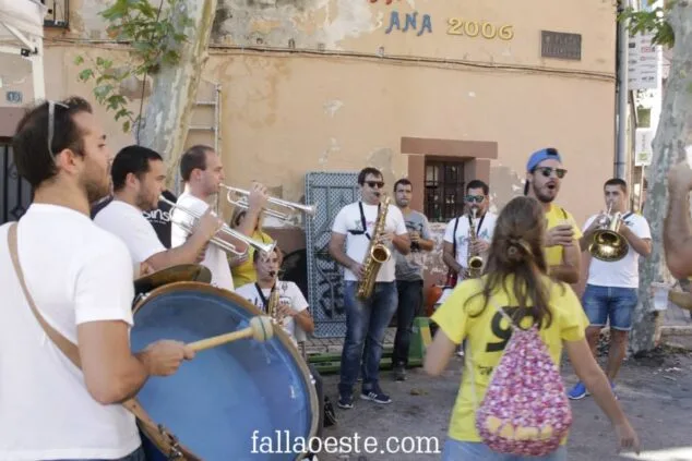 La Falla Oeste inicia la cuenta atrás para las fallas con la celebración del Mig Any 7 Xe que fort en el Mig Any del Oeste