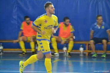 Álex Pla logró un gran gol de volea