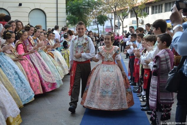 Los juegos de Míriam se convierten en realidad en su presentación como fallera mayor infantil de Les Roques 8 07 Presentación infantil Les Roques
