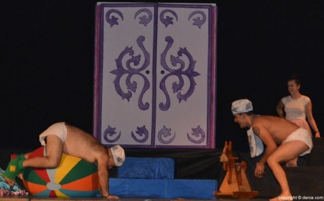 Los juegos de Míriam se convierten en realidad en su presentación como fallera mayor infantil de Les Roques 10 09 Presentación infantil Les Roques bebés
