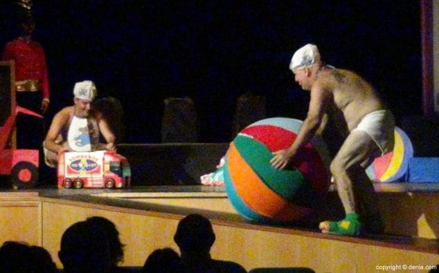Los juegos de Míriam se convierten en realidad en su presentación como fallera mayor infantil de Les Roques 11 10 Presentación infantil Les Roques bebés