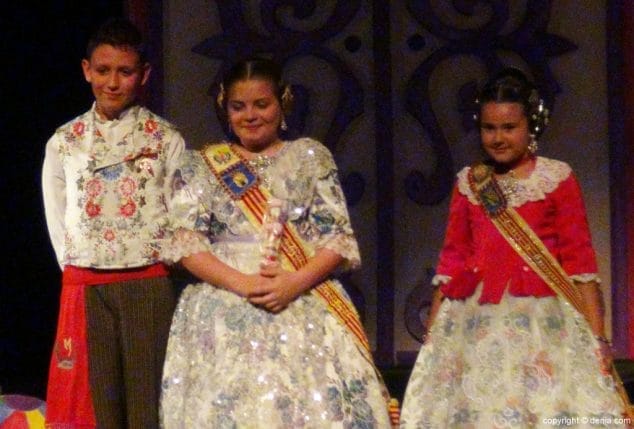 Los juegos de Míriam se convierten en realidad en su presentación como fallera mayor infantil de Les Roques 20 20 Presentación infantil Les Roques Comisión infantil
