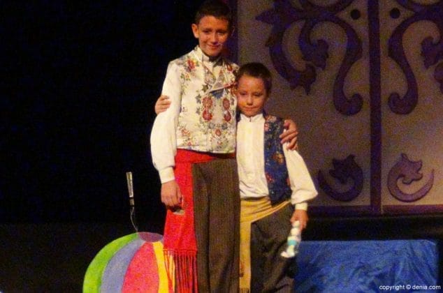 Los juegos de Míriam se convierten en realidad en su presentación como fallera mayor infantil de Les Roques 21 21 Presentación infantil Les Roques Comisión infantil