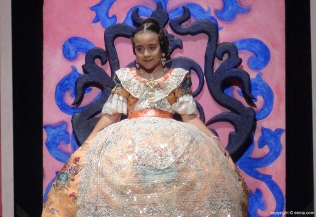 Los juegos de Míriam se convierten en realidad en su presentación como fallera mayor infantil de Les Roques 27 27 Presentación infantil Les Roques Miriam