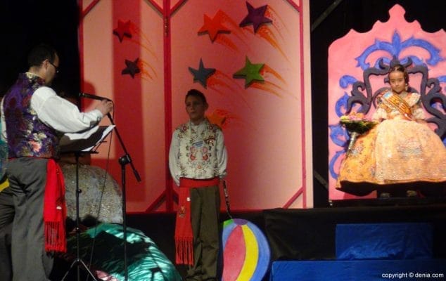 Los juegos de Míriam se convierten en realidad en su presentación como fallera mayor infantil de Les Roques 32 32 Presentación infantil Les Roques Exaltación