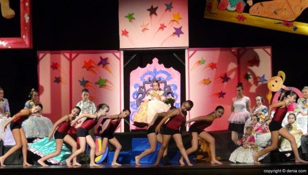 Los juegos de Míriam se convierten en realidad en su presentación como fallera mayor infantil de Les Roques 33 33 Presentación infantil Les Roques Ballet