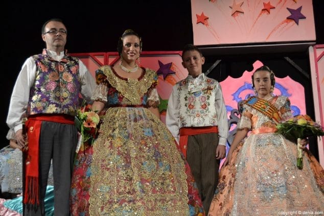 Los juegos de Míriam se convierten en realidad en su presentación como fallera mayor infantil de Les Roques 42 42 Presentación infantil Les Roques Cargos 2016
