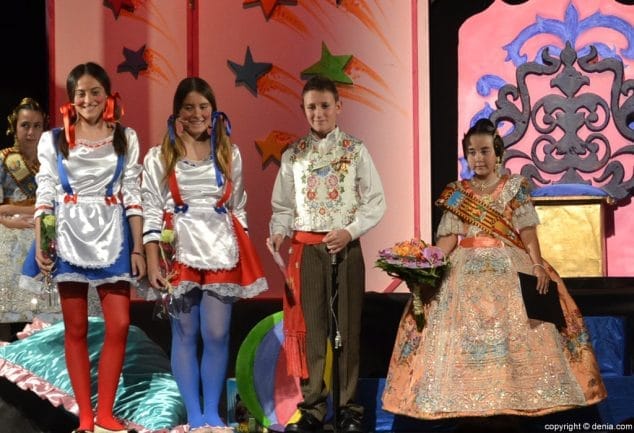 Los juegos de Míriam se convierten en realidad en su presentación como fallera mayor infantil de Les Roques 47 47 Presentación infantil Les Roques Presentadoras