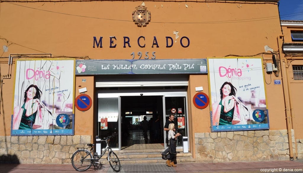 Acceso al mercado municipal de Dénia