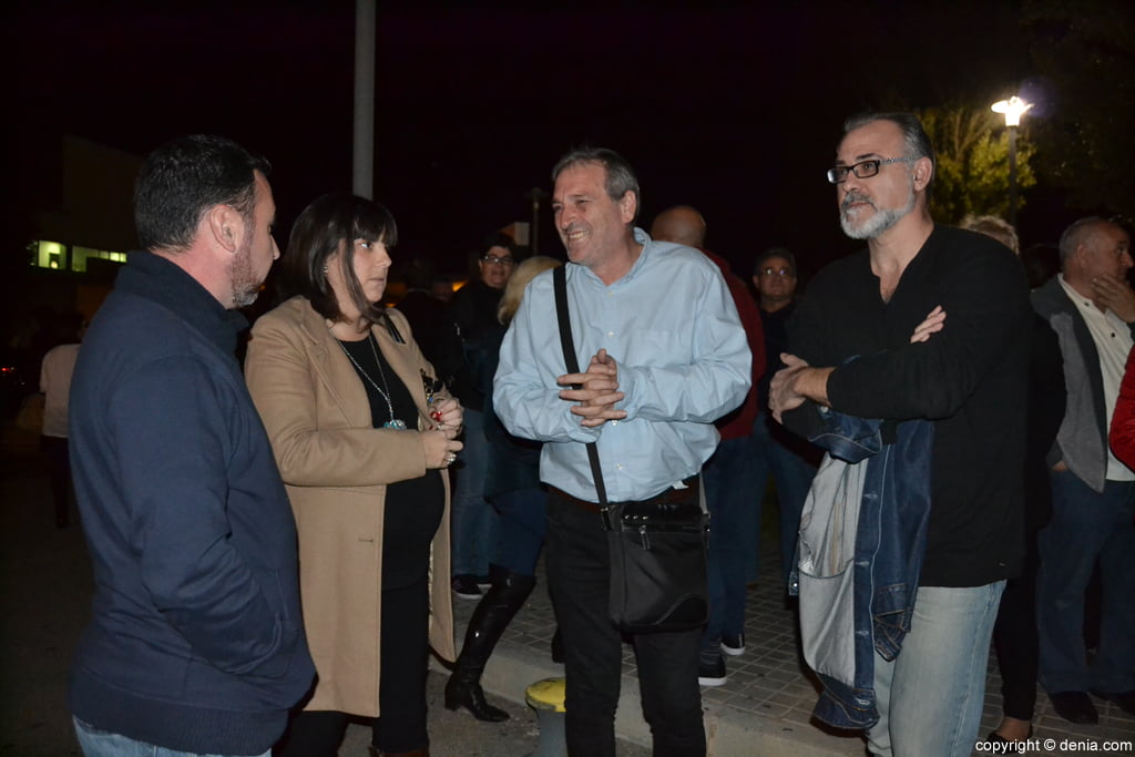 Alcaldes de la comarca en la concentración frente al hospital de Dénia