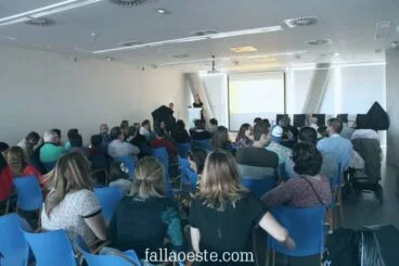 Asistentes a la presentación de bocetos de la falla Oeste